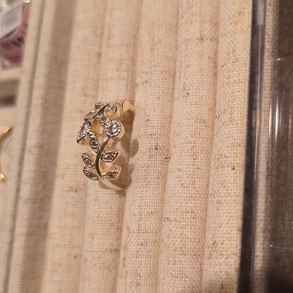 FASHION JEWELRY SILVERTONE & GOLDTONE FLORAL RING SIZE 7 - Picture 3 of 12